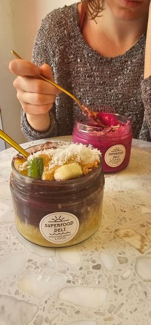Smoothie bowl (pink) and oatmeal bowl (brown) at Superfood Deli 1010 in Vienna
