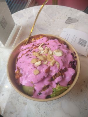 Hot beans lunch bowl at Superfood Deli 1010 in Vienna