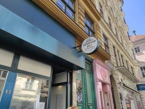 Outside at Superfood Deli 1010 in Vienna