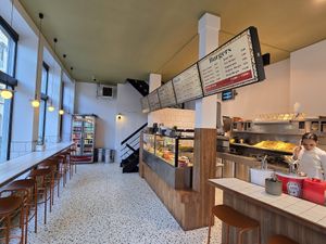Counter and some seating places at 't Brugsch Friethuys in Bruges