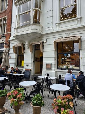 New location, outdoor seating at 't Brugsch Friethuys in Bruges