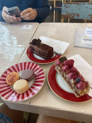 2 vegan cakes, non vegan gf macarons   at Isabella Glutenfreie Pâtisserie - Eduard-Breuninger-Straße in Stuttgart
