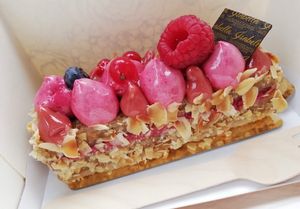 veganes Himberrtörtchen   at Isabella Glutenfreie Pâtisserie - Eduard-Breuninger-Straße in Stuttgart