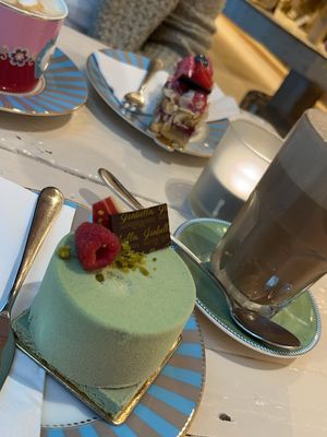 Himbeer-Pistatien-Törtchen und Choclate-Latte-Macchiato mit Sojamilch  at Isabella Glutenfreie Pâtisserie - Eduard-Breuninger-Straße in Stuttgart