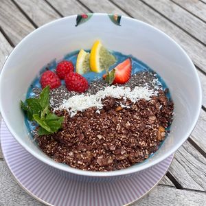 ocean bowl with dark chocolate granolaa  at Isabella Glutenfreie Pâtisserie - Eduard-Breuninger-Straße in Stuttgart