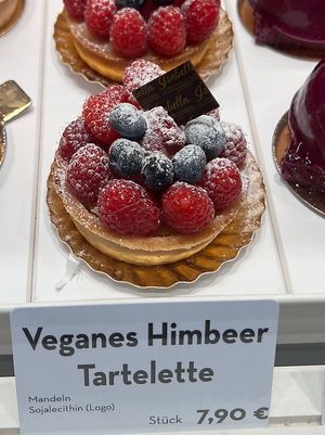 vegan raspberry cake  at Isabella Glutenfreie Pâtisserie - Eduard-Breuninger-Straße in Stuttgart