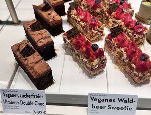 vegan chocolate cake and vegan berry cake  at Isabella Glutenfreie Pâtisserie - Eduard-Breuninger-Straße in Stuttgart