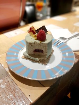 Pistazien-Himbeer-Törtchen #Veganuary at Isabella Glutenfreie Pâtisserie - Eduard-Breuninger-Straße in Stuttgart