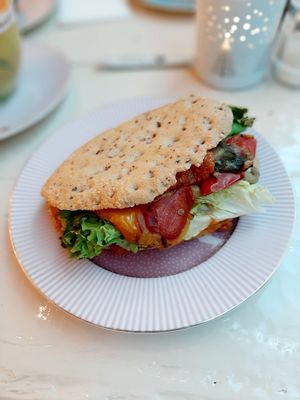 Grillgemüse Focaccia mit scharfer Erdnusssoße at Isabella Glutenfreie Pâtisserie - Eduard-Breuninger-Straße in Stuttgart