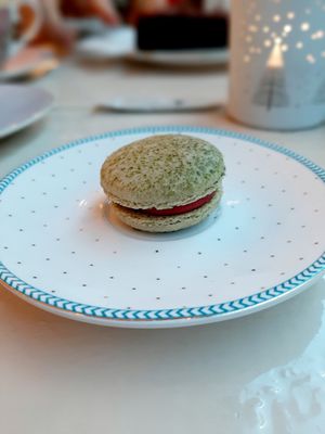 Matche-Erdbeer-Macaron at Isabella Glutenfreie Pâtisserie - Eduard-Breuninger-Straße in Stuttgart