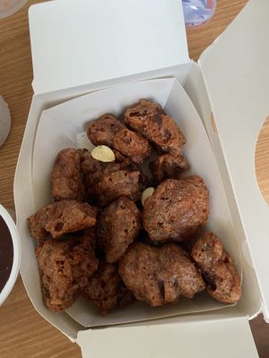 I really liked the dried garlic pieces on the chicken as well  at Vampire's Chicken in Seoul