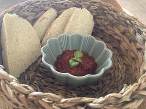 Gratis Vorspeise mit selbstgemachtem Brot und rotes Pesto  at Landhaus HC Rysumer Plaats - Maybe closed in Krummhoern