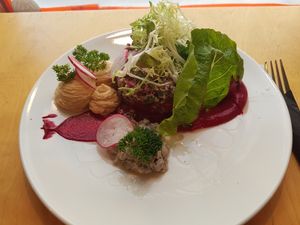 Déjeuner humus radis steak végétal bettraves. .. hummmm at MiiT in Riga