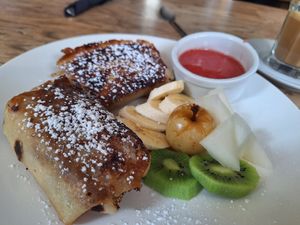 Apple-stuffed pancakes at MiiT in Riga