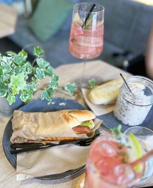 Rhubarb Fizz & Vegan Hot-Dog & Parížak at VíK - Vegan Venue in Bratislava