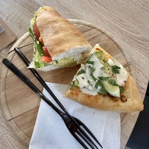 Nevajíčkový supermňam rožok a orientálna lodička  at VíK - Vegan Venue in Bratislava
