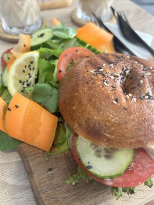Bagel mit Tofu und Salatbeilage  at VíK - Vegan Venue in Bratislava