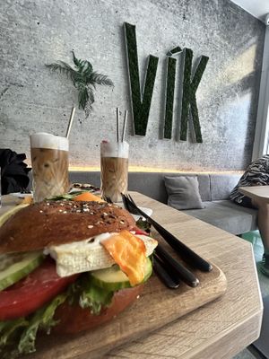 Bagel mit Tofu und Salatbeilage  at VíK - Vegan Venue in Bratislava