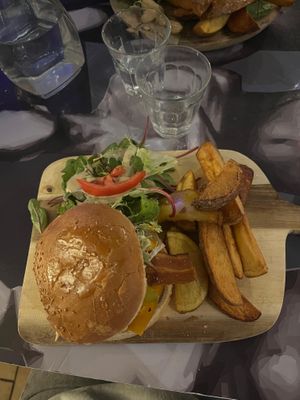 bbc burger  at The British Book Club of Claude Baccot in Clermont-ferrand