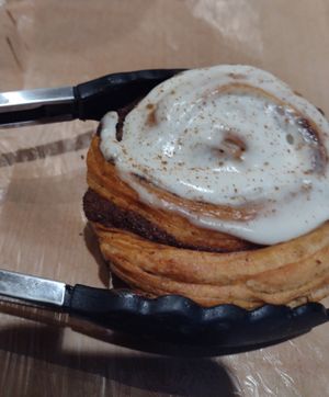 Cinnamon Rolls com creme at Alva Padaria Artesanal in Rio De Janeiro