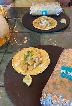 tacos de heura con guacamole, cebolla y cilantro y de heura con piña y cebolla (MUY RICOS)  at Pepe Taco in Valencia