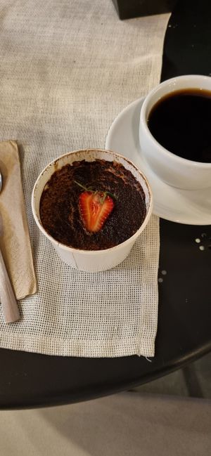 Vegan kaju kremalı tiramisu at Nom Patisserie & More in Samsun
