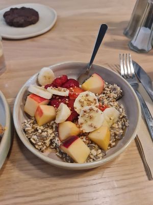 Overnight oats at Mignon Café in Saint-malo