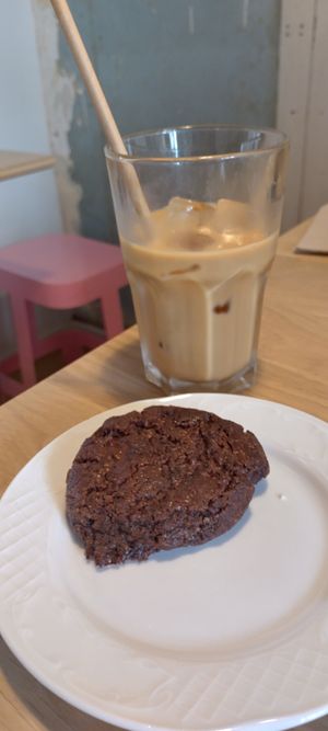 Iced latte with oat milk and vegan cookie at Mignon Café in Saint-malo