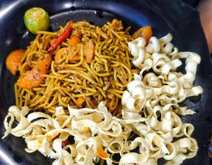 Mee goreng very good, we ordered 2 plates at Ceylonese Restaurant Sdn Bhd in Kuching