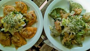 Wholegrain red lentil and vegetables pan-fried pirogi on the left. Green spinach and tofu boiled pirogi on the right at Dal Dalla Gelato in Warsaw