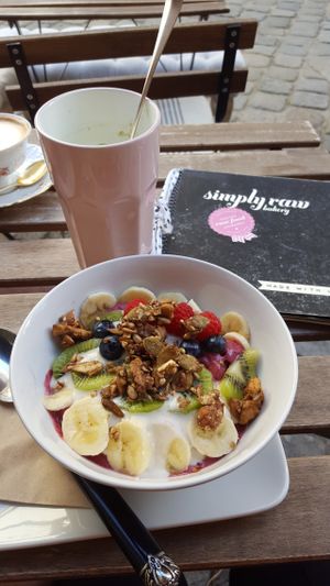 açai bowl and matcha latte at Simply Raw Bakery and Bistro in Vienna
