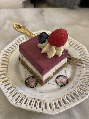 Raw berry tart  at Simply Raw Bakery and Bistro in Vienna