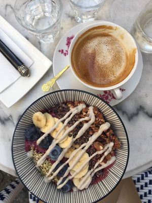Smoothie Bowl + Coffee at Simply Raw Bakery and Bistro in Vienna