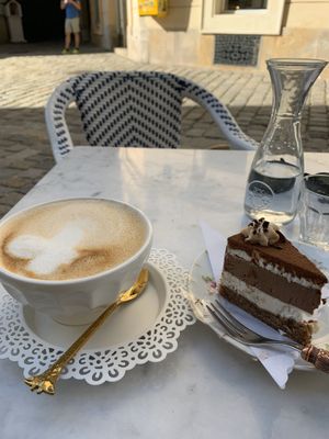 Perfect latte with their homemade oatmilk! 😩😩😩 at Simply Raw Bakery and Bistro in Vienna