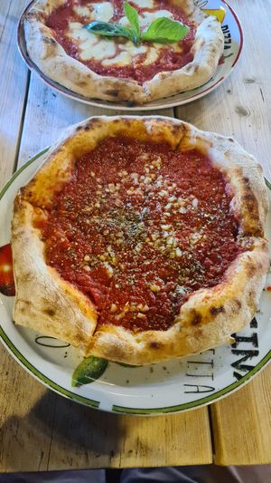 Marinara pizza at Pizzeria Il Mercato in Knokke-heist