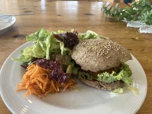 Klima Burger mit Salat   at Lesecafe Anstandig essen in Erlangen
