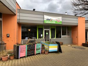 outside at Lesecafe Anstandig essen in Erlangen