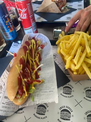 Very good vegan hot dog. There's also a vegan burger at Smash Burger in Koper