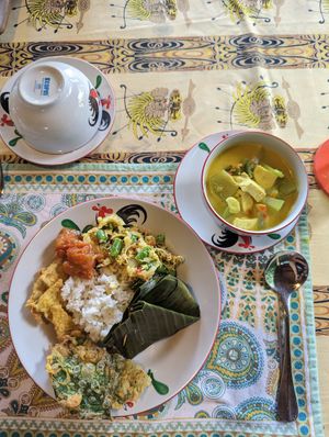 Entire meal: soup + tum tofu + urab + fried things and rice and sambol at Anandinii Organic Garden & Kitchen in Sidemen