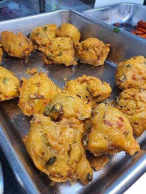 Mini fried vege ~ 😍 at Xie Bi An Vegetarian 谢必安素食 in East Singapore