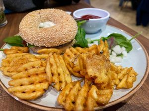 VIVA LAS VEGAN
€15.95
Sesam bagel . falafelballetjes . hummus . kerstomaten . rode biet . tzaziki . gomasio . jonge bladspinazie . rode zurkel blaadjes  at WASBAR in Antwerpen
