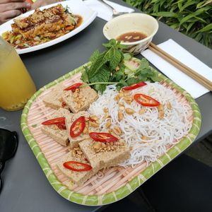 44. Knuspriger Tofu,
scharf mit Reisnudeln und Salat at Coco Viet in Cologne