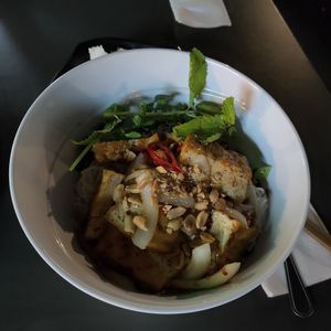 19: Gebratener Tofu mit Zitronengras und Reisnudeln at Coco Viet in Cologne