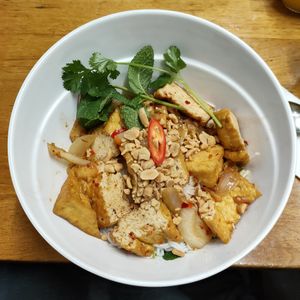 Rice noodles and tofu with lemon grass, chili and salad at Coco Viet in Cologne