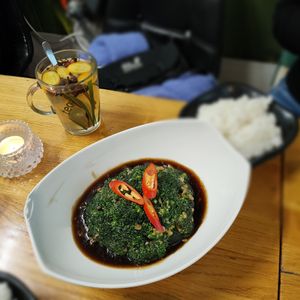 Steamed broccoli with vegan oyster sauce. Cinnamon, star anise and kumquat tea at Coco Viet in Cologne