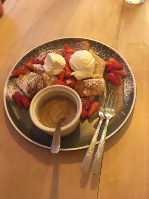 Kaiserschmarren mit Erdbeeren, Apfelmus und Vanilleeis  at Virtshaus in Ulm