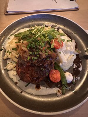 Zwiebelrostbraten mit Spätzle und Rahmkohlrabi  at Virtshaus in Ulm