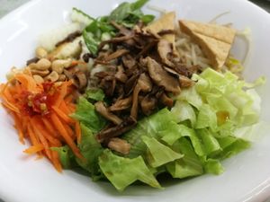 noodles with fresh veggies at Fuxing Tai Yue Sushi Guan - 福幸台越素食館  in Hualien