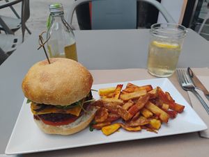 Terminator burger and ginger kombucha at La Huella Vegana - ES Visuals in Andorra La Vella