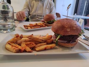 McFly and Huella Burger at La Huella Vegana - ES Visuals in Andorra La Vella